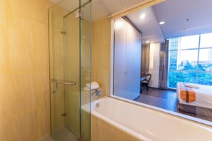 Oria Suite | Bathroom | Free toiletries, hair dryer, slippers, towels - Oria Hotel Jakarta (Jakarta)