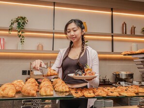 Sarapan prasmanan setiap hari (IDR 135000 per orang)