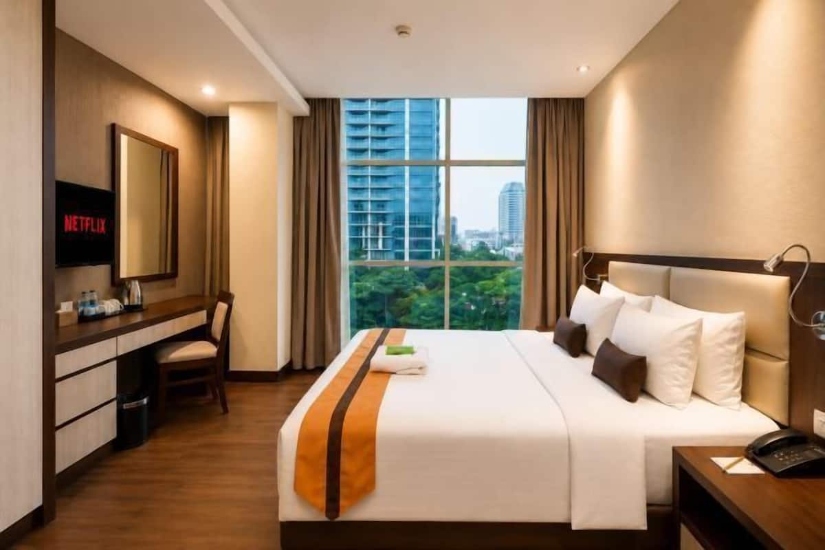 Minibar, brankas, meja kerja, dan tirai kedap cahaya