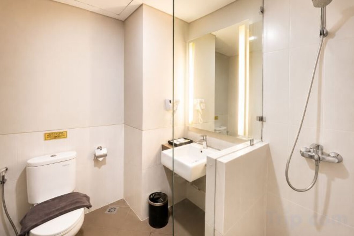 Kostenlose Toilettenartikel, Haartrockner, Hausschuhe, Handtücher