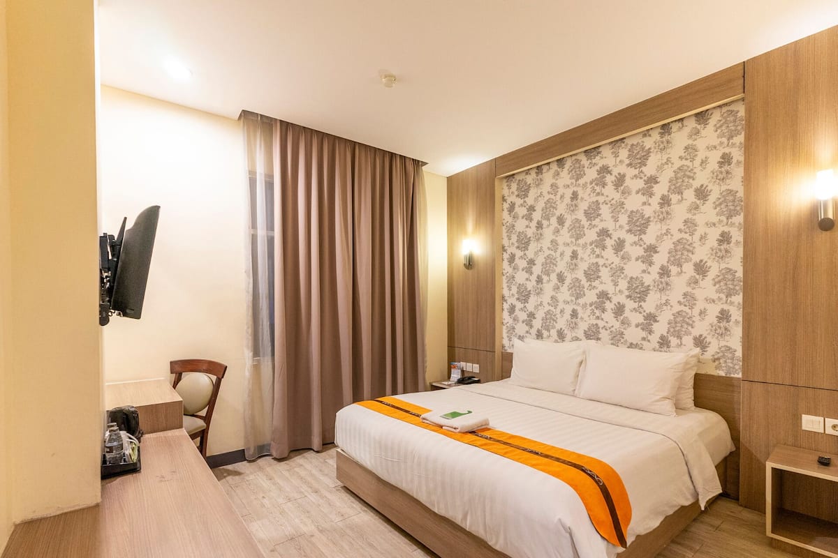 Minibar, coffres-forts dans les chambres, bureau, rideaux occultants