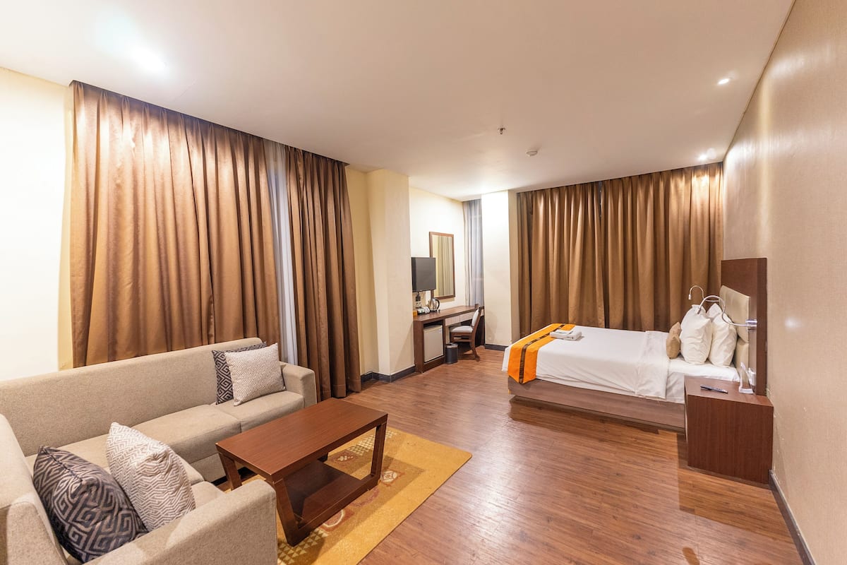Executive Double Room | Minibar, in-room safe, desk, blackout curtains