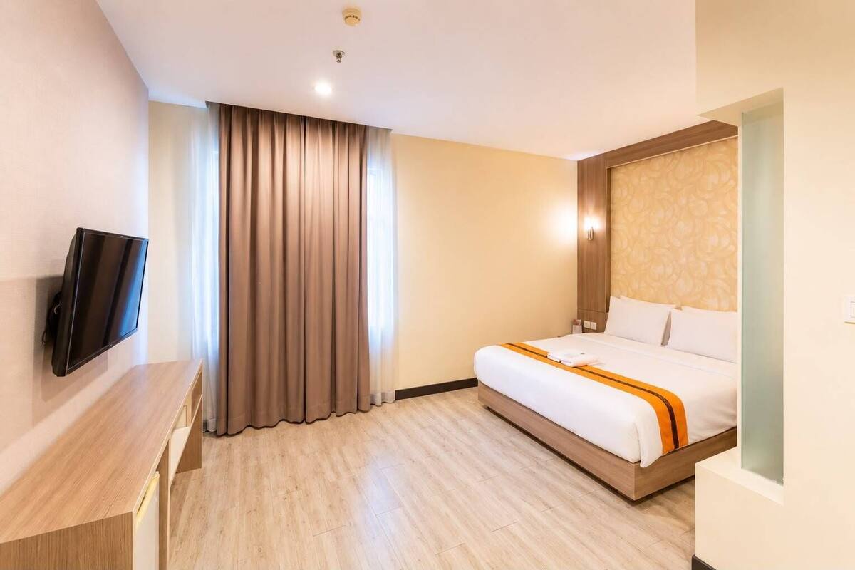 Premier Double | Minibar, in-room safe, desk, blackout drapes
