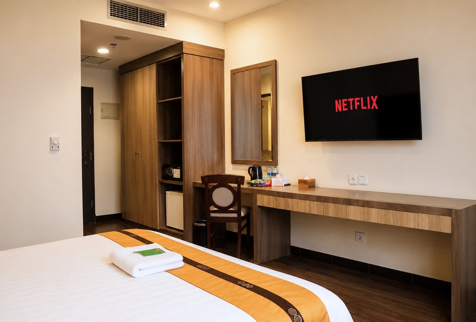 Habitación doble Deluxe | Minibar, caja de seguridad en la habitación y escritorio 
