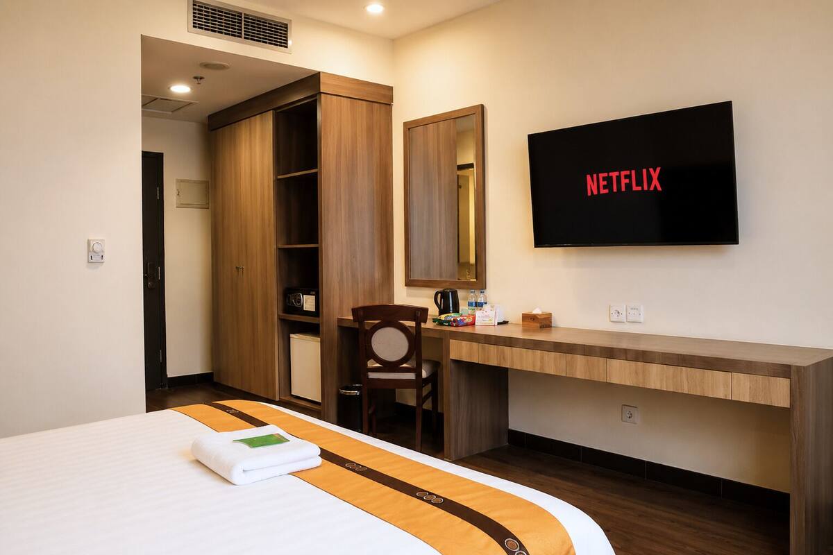 Deluxe Double Room | Minibar, in-room safe, desk, blackout drapes