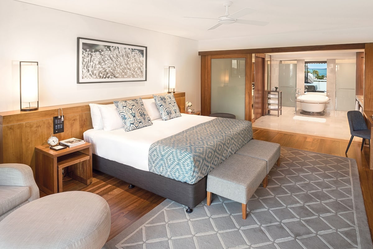 Suite, 1 Bedroom, Lagoon View | Peralatan tempat tidur premium, gebar bulu kapas, tilam berlapik