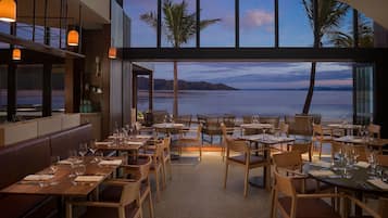 4 restaurants; breakfast, lunch, and dinner served