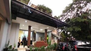 A building with a covered entrance, columns, and a car parked outside. - Maven Buncit (Jakarta)