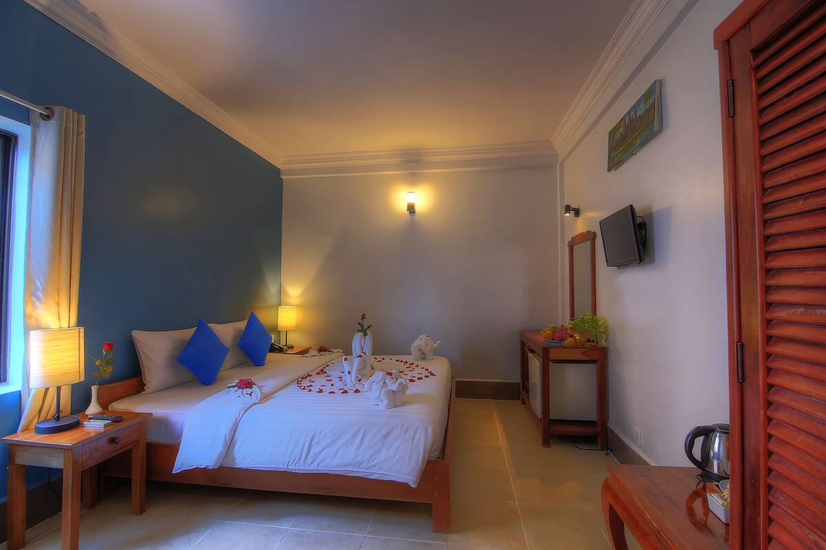 Pillow-top beds, minibar, desk, blackout curtains