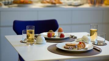 朝食 (ビュッフェ)、毎日提供 (1 名様 10.0 EUR)