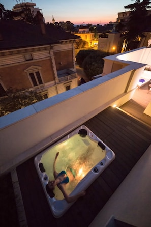 Private spa tub