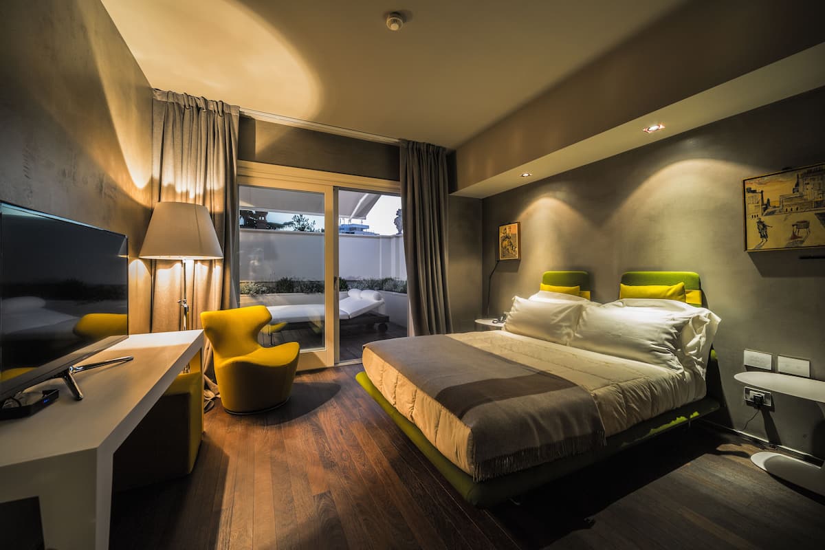 junior studio suite, jetted tub | premium bedding, minibar, in-room safe, individually decorated