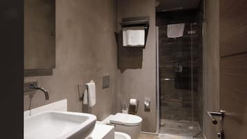 Un baño moderno con lavamanos grande, inodoro y ducha.