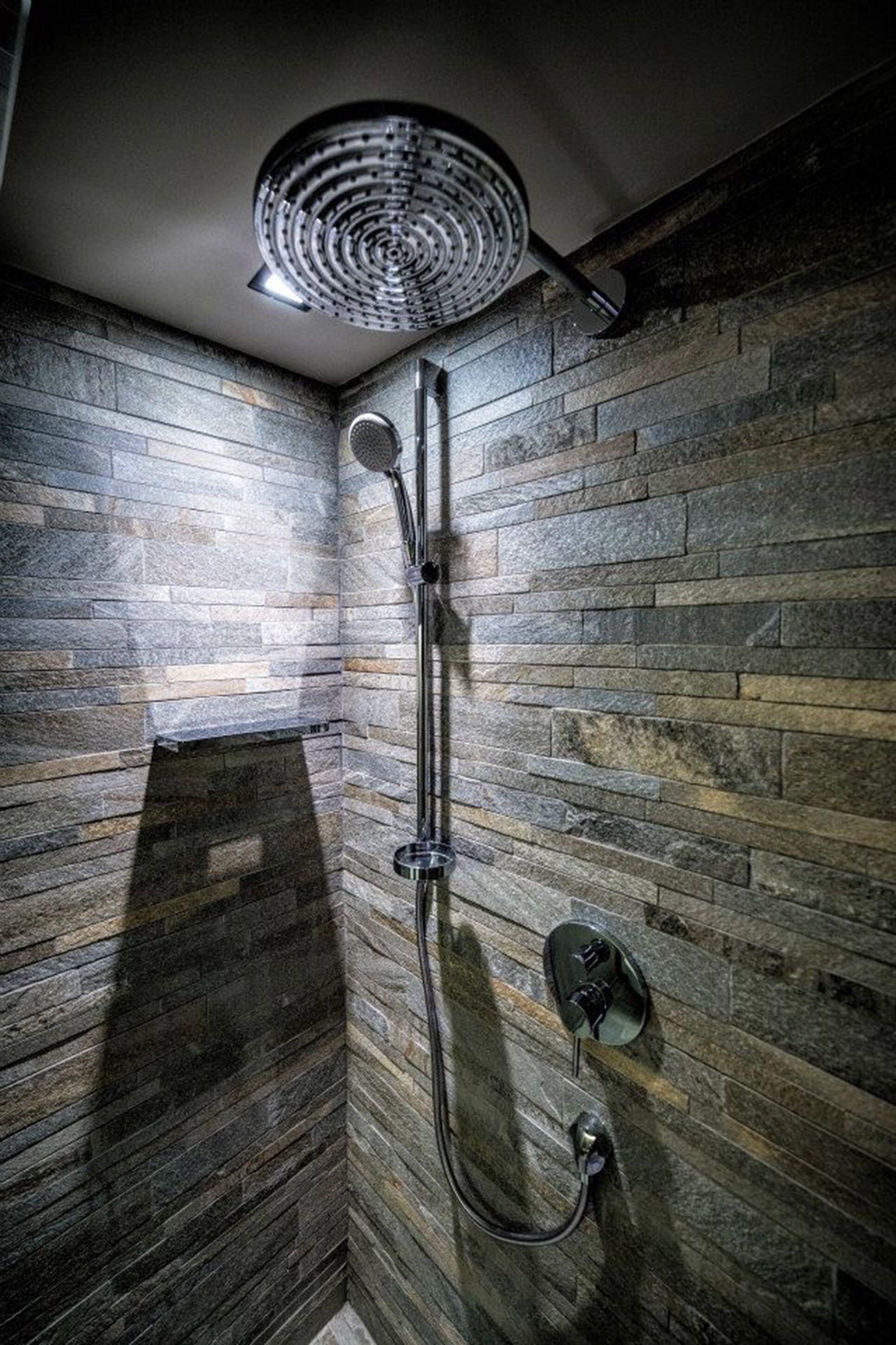 executive double room | bathroom | free toiletries, hair dryer, slippers, towels