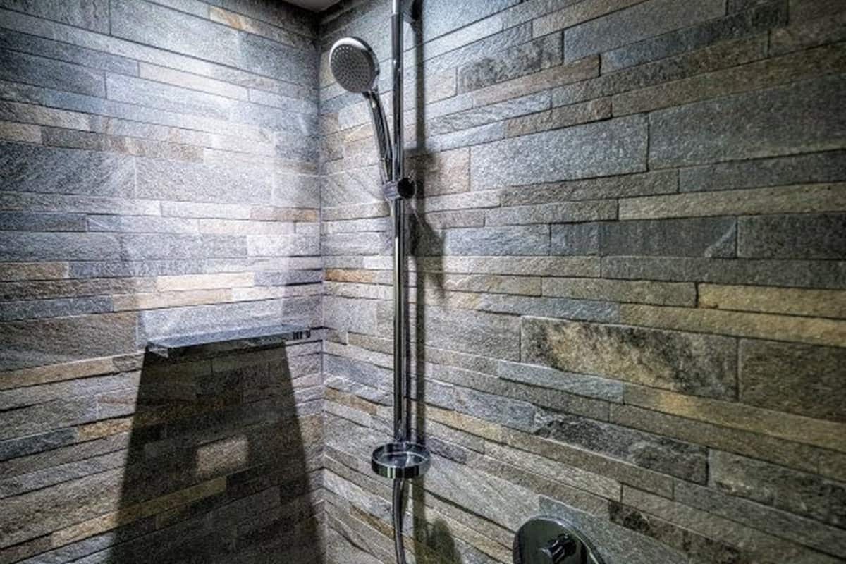 executive double room | bathroom | free toiletries, hair dryer, slippers, towels