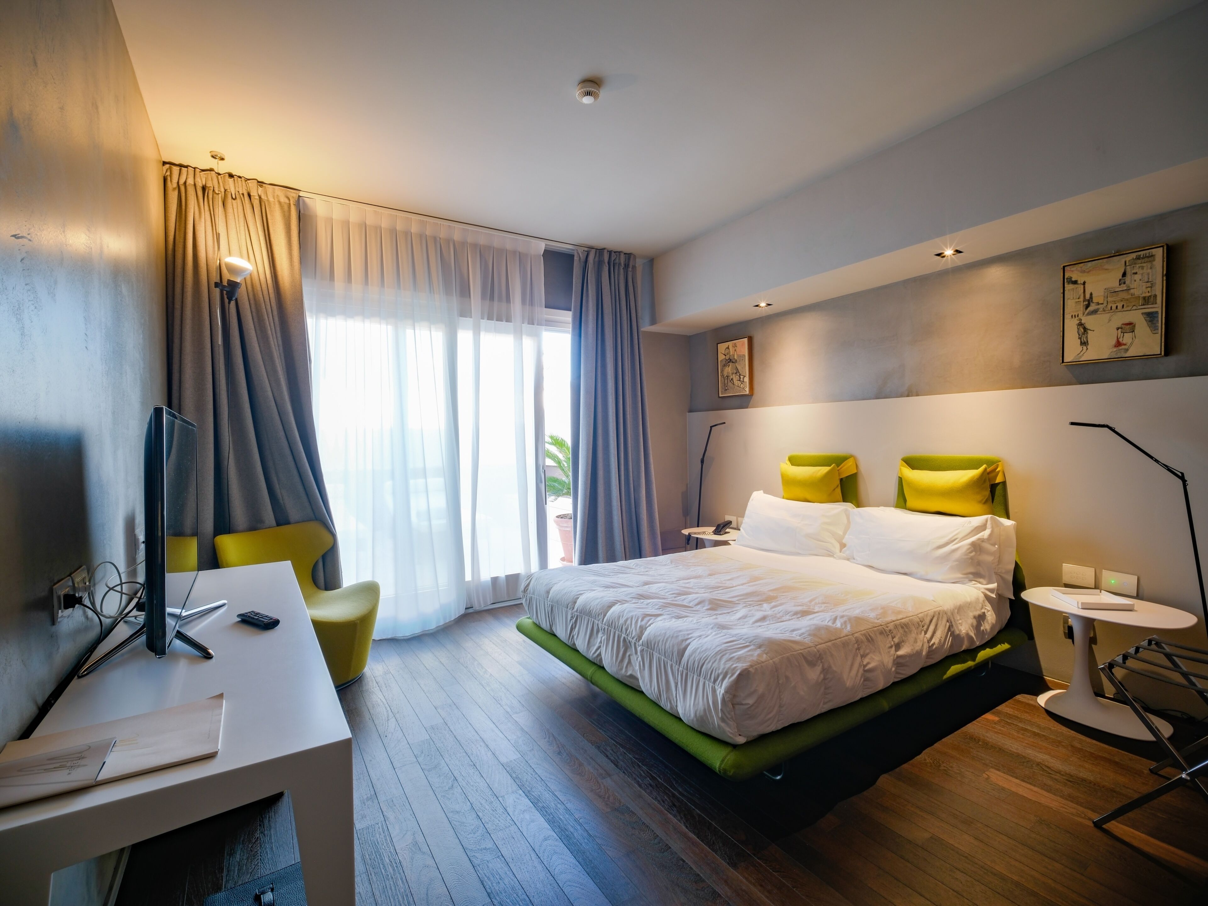 Junior-Studiosuite, Whirlpool | Hochwertige Bettwaren, Minibar, Zimmersafe, individuell dekoriert