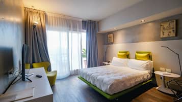 Junior-Studiosuite, Whirlpool | Hochwertige Bettwaren, Minibar, Zimmersafe, individuell dekoriert