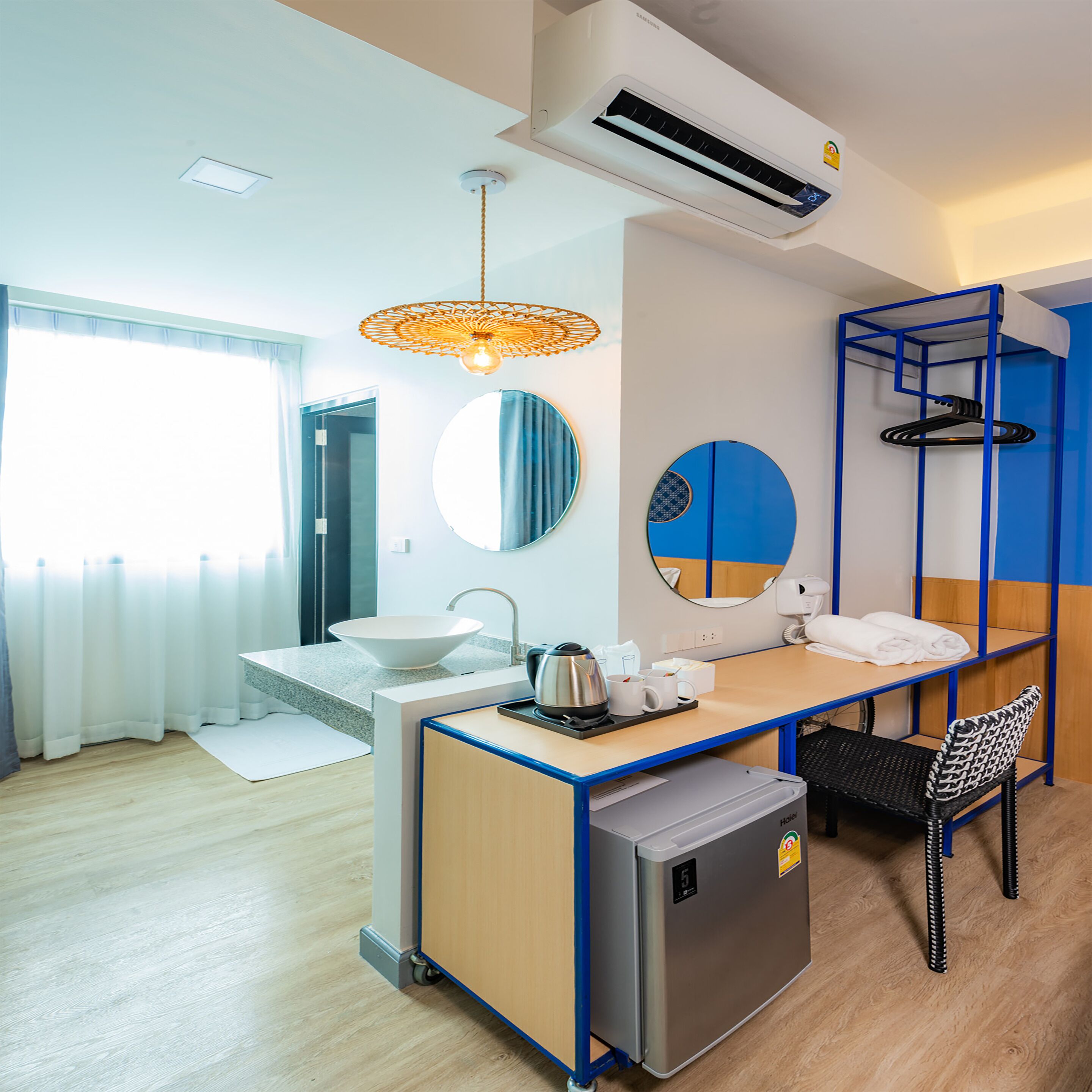 高级双床房 | 客房内保险箱、办公桌、免费 WiFi、床单