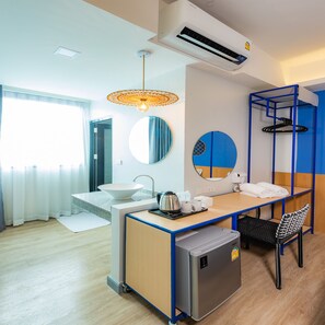 Habitación superior con 2 camas individuales | Caja fuerte, escritorio, wifi gratis y ropa de cama