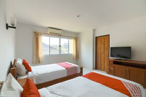 Quarto duplo standard | Escrivaninha, Wi-Fi de cortesia, roupa de cama