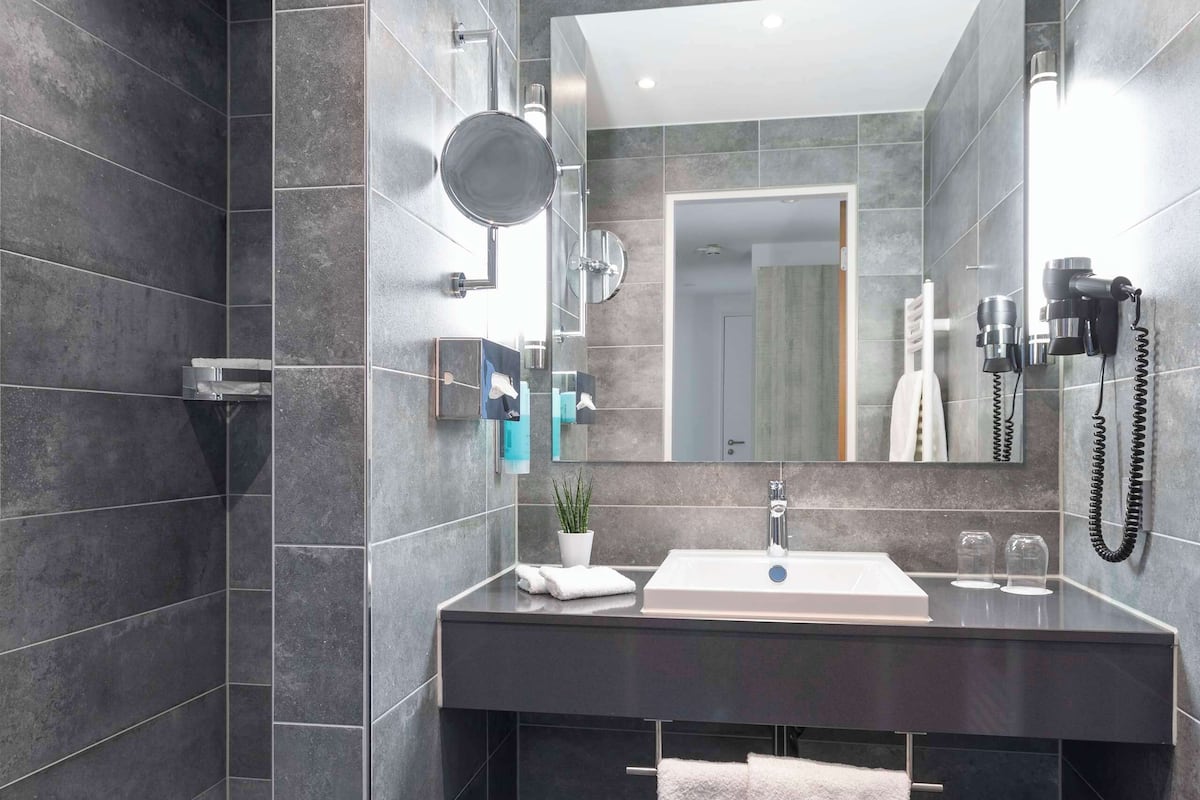 junior suite, 1 double bed (cozy sitting corner) | 1 bedroom, hypo-allergenic bedding, memory-foam beds