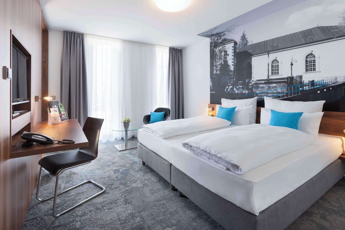 Kamar Eksekutif, 1 Tempat Tidur Double (Converts to 2 Twin Beds) | Seprai antialergi, busa memori, meja kerja, dan ruang kerja ramah laptop