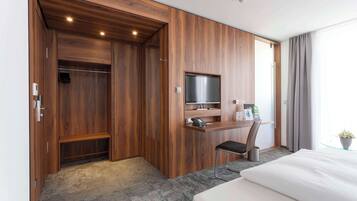 Executive Room, 1 Double Bed (Converts to 2 Twin Beds) | Hypo-allergenic bedding, memory foam beds, individually decorated, desk