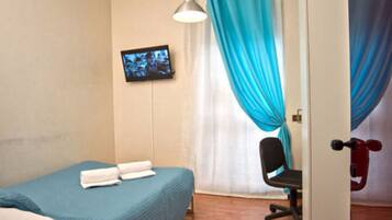 Schreibtisch, laptopgeeigneter Arbeitsplatz, Bügeleisen/Bügelbrett