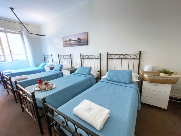 Camera quadrupla, bagno condiviso | Una scrivania, postazione laptop, ferro/asse da stiro, Wi-Fi gratuito