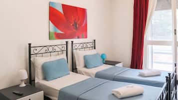 Schreibtisch, laptopgeeigneter Arbeitsplatz, Bügeleisen/Bügelbrett