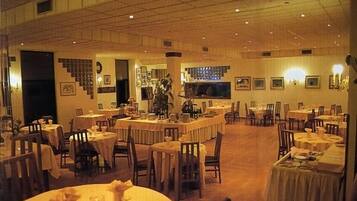 Breakfast, lunch and dinner served