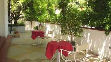 Breakfast, lunch and dinner served