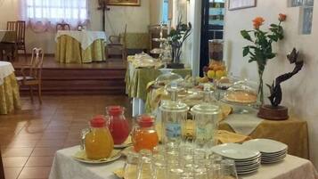 Free daily buffet breakfast