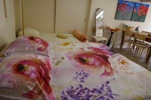 Standard Twin Room | Down duvets, soundproofing, iron/ironing board, cots/infant beds - Bed & Breakfast Rezonans (Warnsveld)