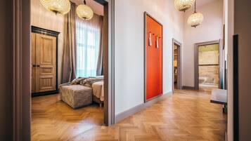 Familiesuite | Sengetøy av topp kvalitet, memory foam-senger, minibar og safe på rommet