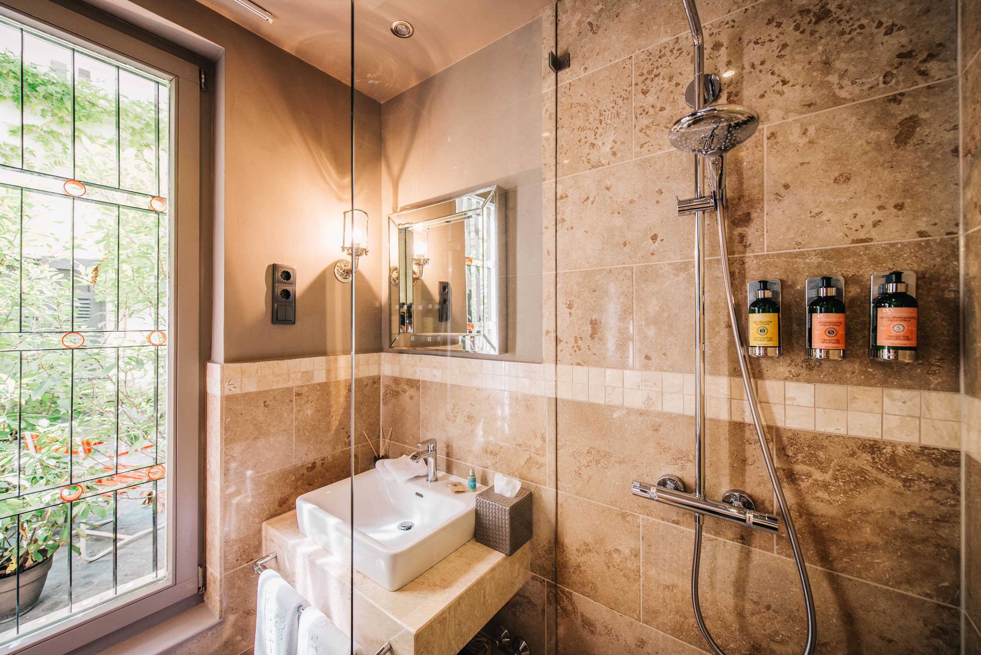 budget double room | bathroom shower