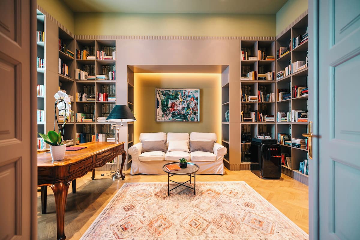 ห้องรอยัลสวีท | เครื่องนอนระดับพรีเมียม, เตียงเมมโมรีโฟม, มินิบาร์, ตู้นิรภัยในห้องพัก
