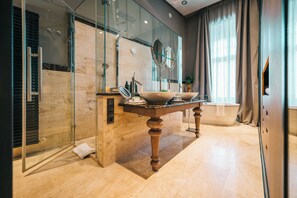 Suite Royal | Baño | Amenidades de baño de diseñador, secadora de cabello, batas, bidet 