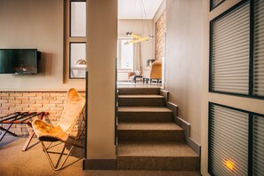 Familie loft, 2 slaapkamers | Luxe beddengoed, bedden met traagschuimmatras, een minibar