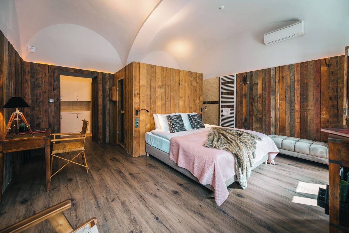 ห้องโรแมนติกสตูดิโอสวีท | เครื่องนอนระดับพรีเมียม, เตียงเมมโมรีโฟม, มินิบาร์, ตู้นิรภัยในห้องพัก