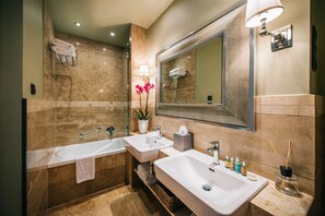 Suite | Kamar mandi | Perlengkapan mandi desainer, pengering rambut, jubah mandi, dan kloset