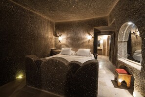 Quadruple Cave Suite