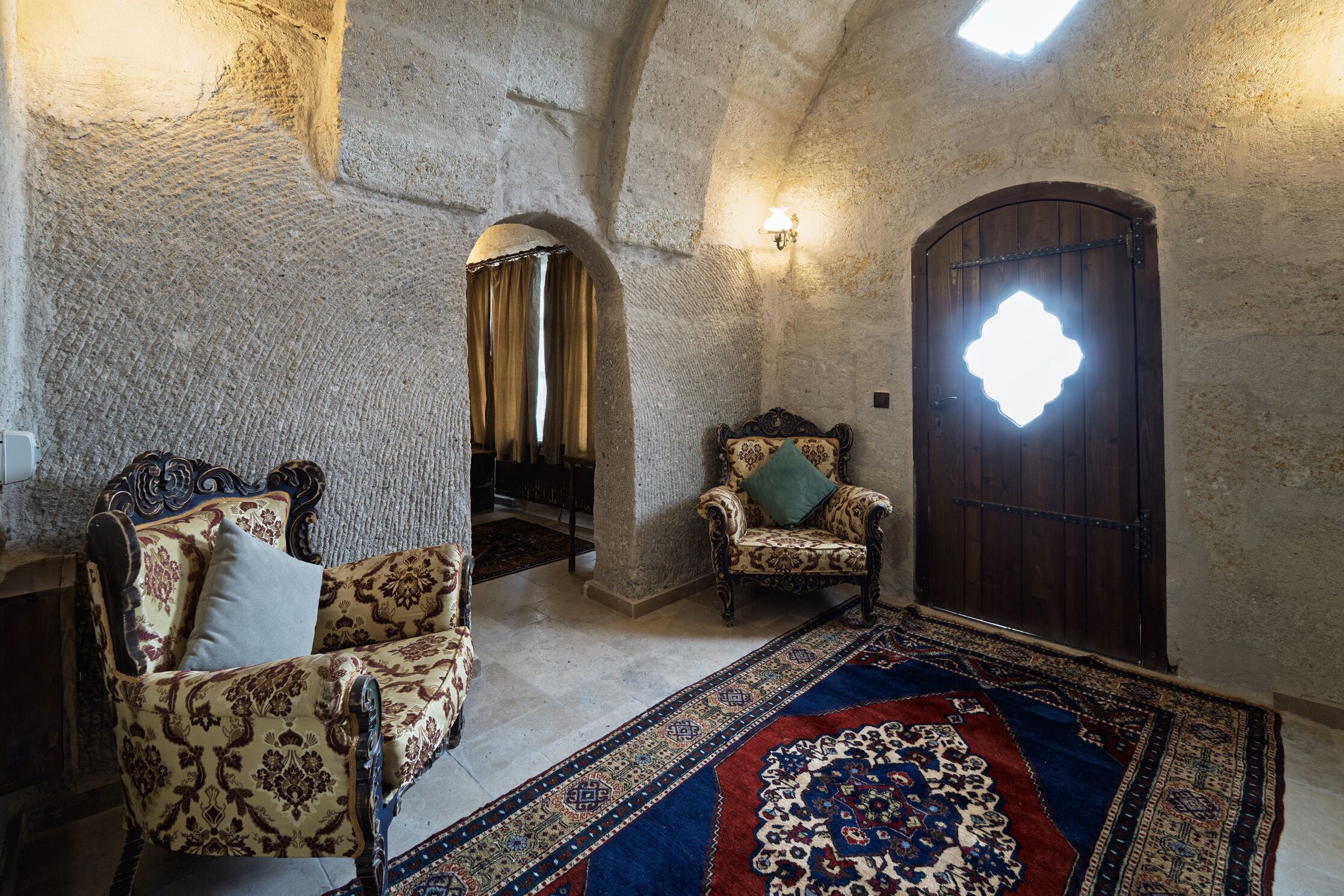 Stone Arch Room With Balcony | Wohnbereich