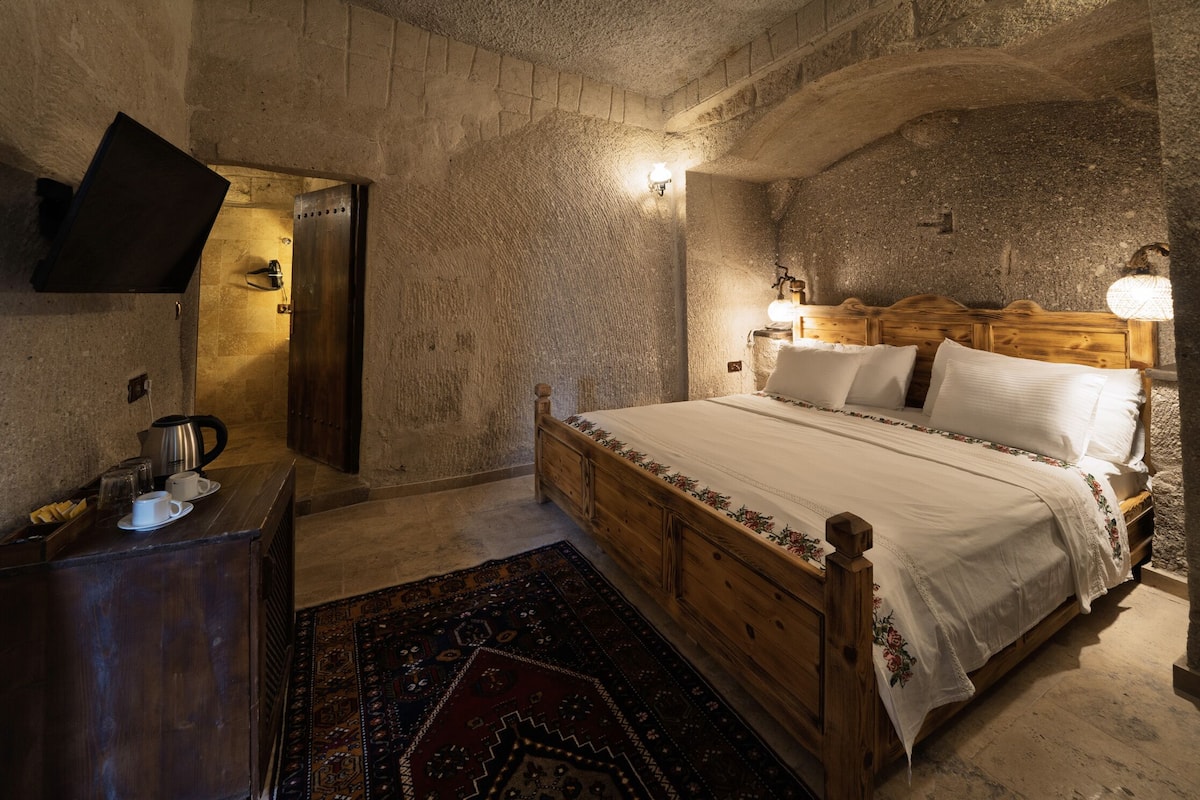 Junior Suite, 1 King Bed | Egyptian cotton sheets, premium bedding, down comforters, pillowtop beds