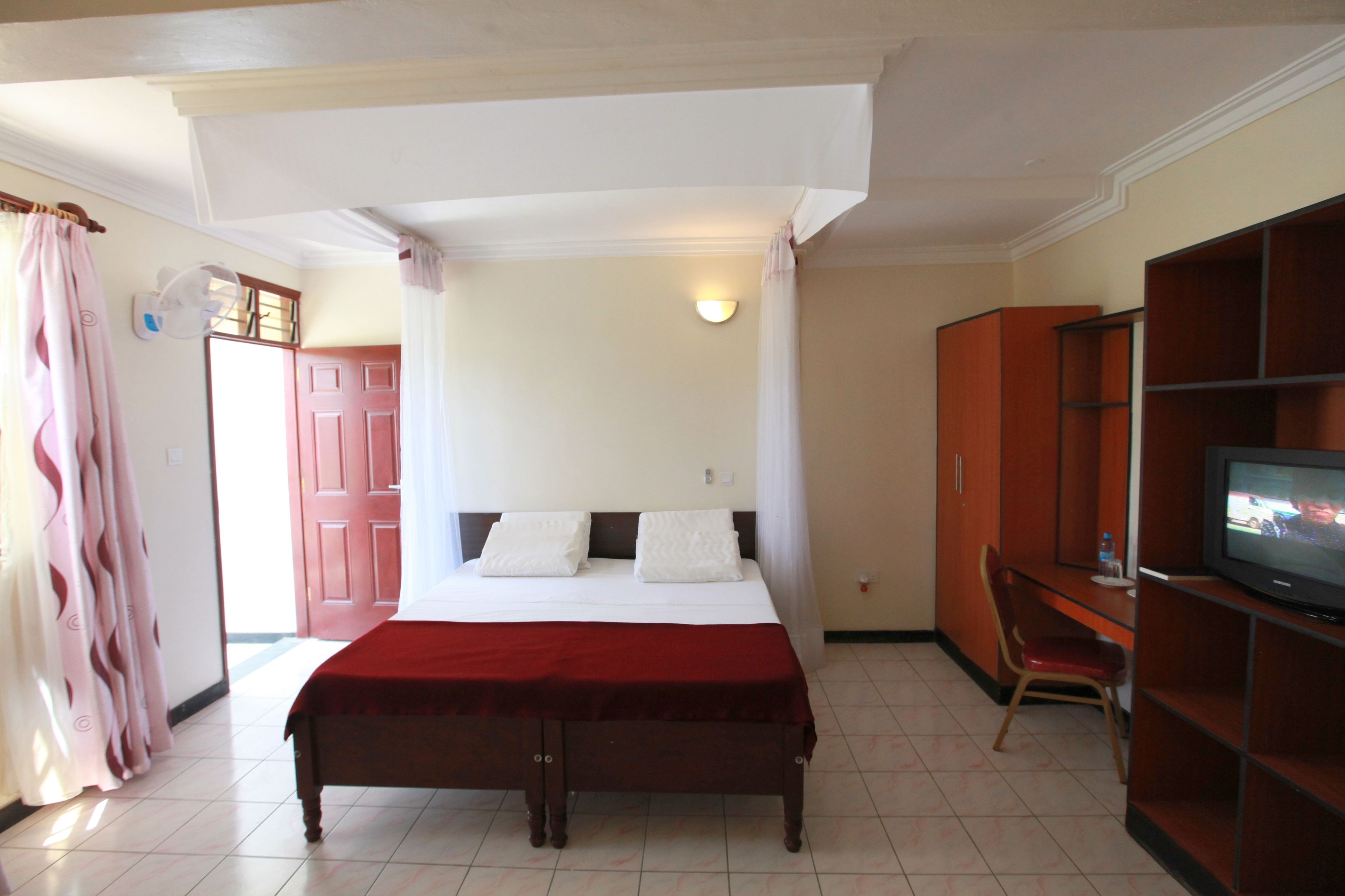 deluxe room | desk, free wifi, bed sheets