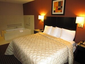 Desk, iron/ironing board, free WiFi, bed sheets - Red Carpet Inn And Suites Monmouth Jtc (Monmouth Junction)