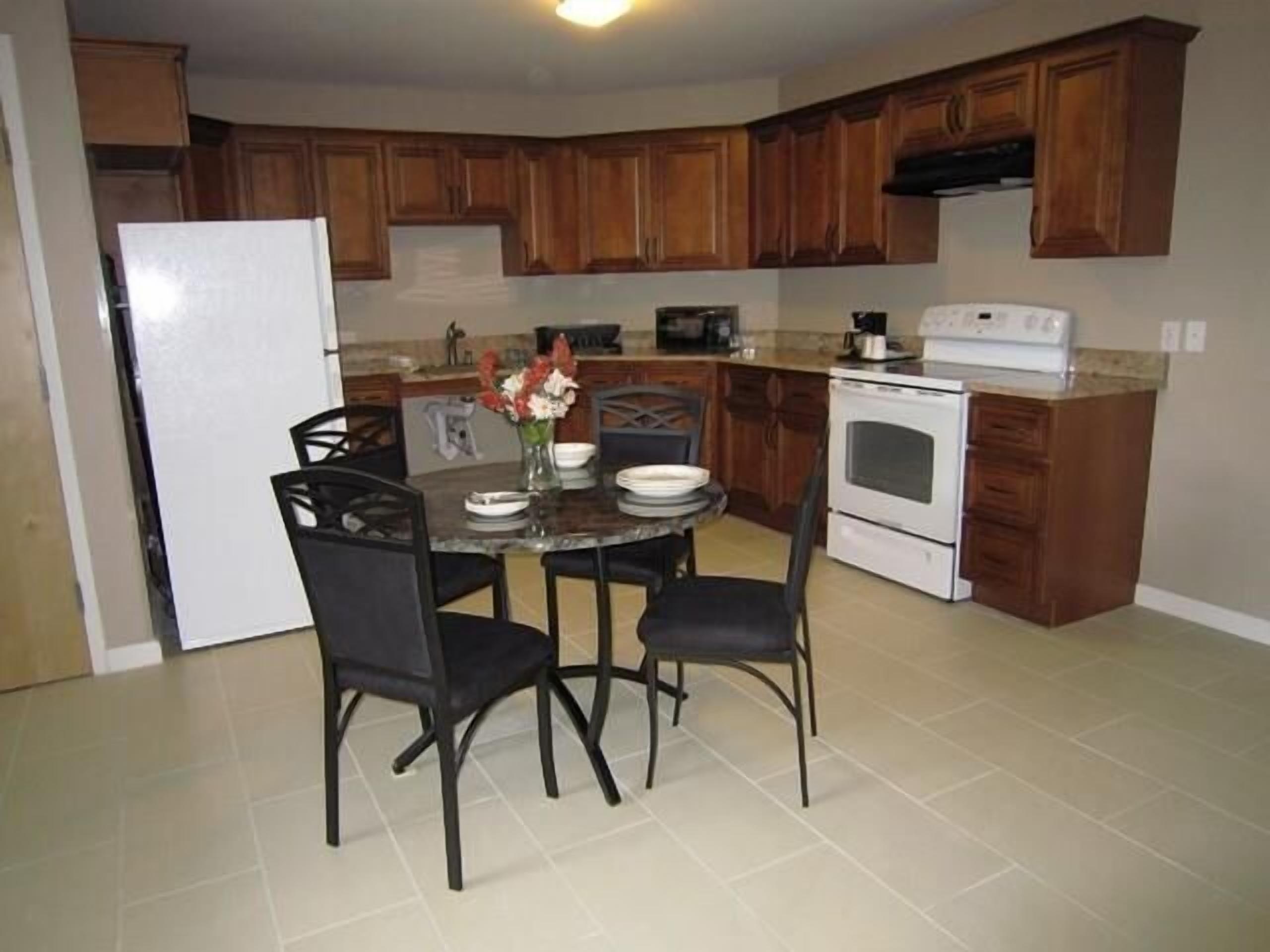 standard suite, 1 king bed, kitchenette | room amenity