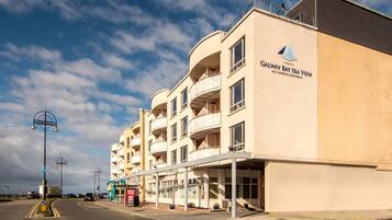 Un edificio de varios pisos con balcones, identificado como "Galway Bay Sea View Self Catering Apartments".