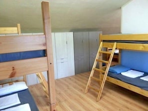 A dormitory room with bunk beds, a wardrobe, and a ladder. - Siena Hostel Guidoriccio (Siena)
