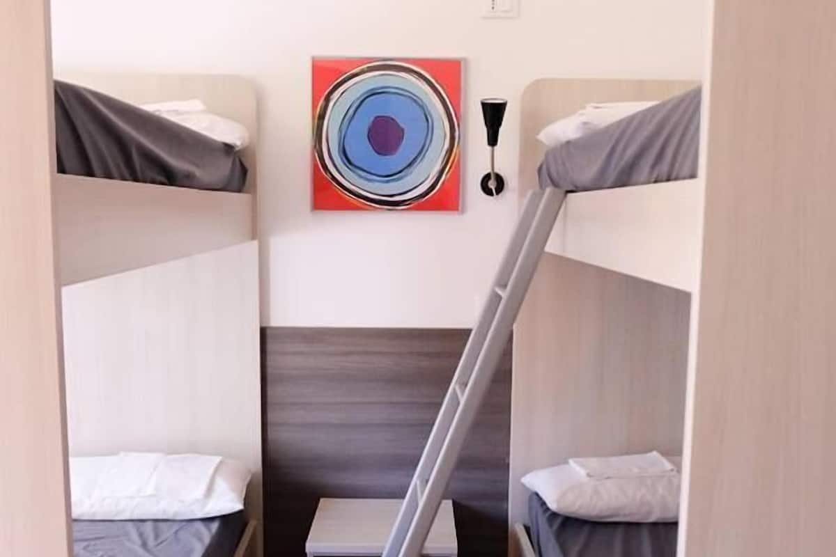 Chambre Quadruple, salle de bains privée | Espace de travail pour ordinateur portable, Wi-Fi gratuit, draps fournis
